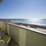 Splendido Fronte Mare Con Box Doppio
